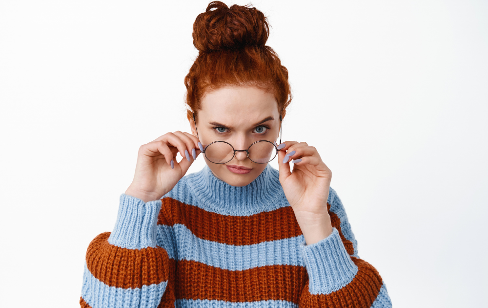 怪しんでいる人